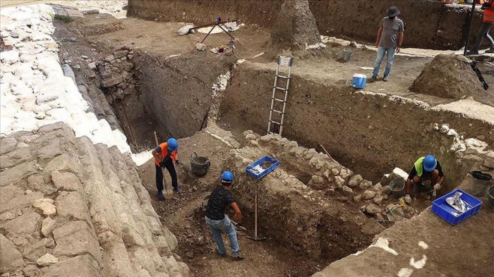  Daskyleion Antik Kenti'nde tarihi duvarlar g&uuml;n ışığına &ccedil;ıkıyor