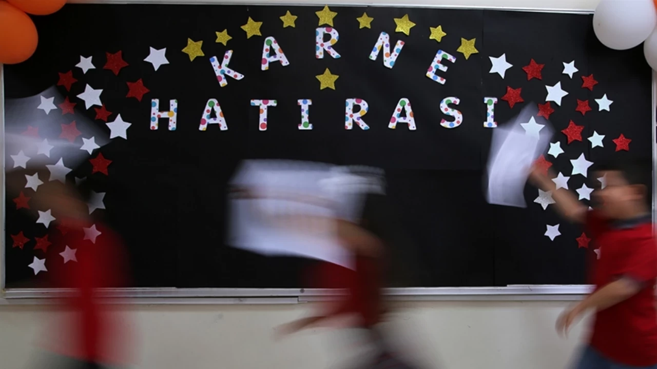 2026 Karne G&uuml;n&uuml;: Okullar Yarım G&uuml;n M&uuml; Olacak? MEB Son Dakika A&ccedil;ıklamaları ve Karne Dağıtım Saatleri