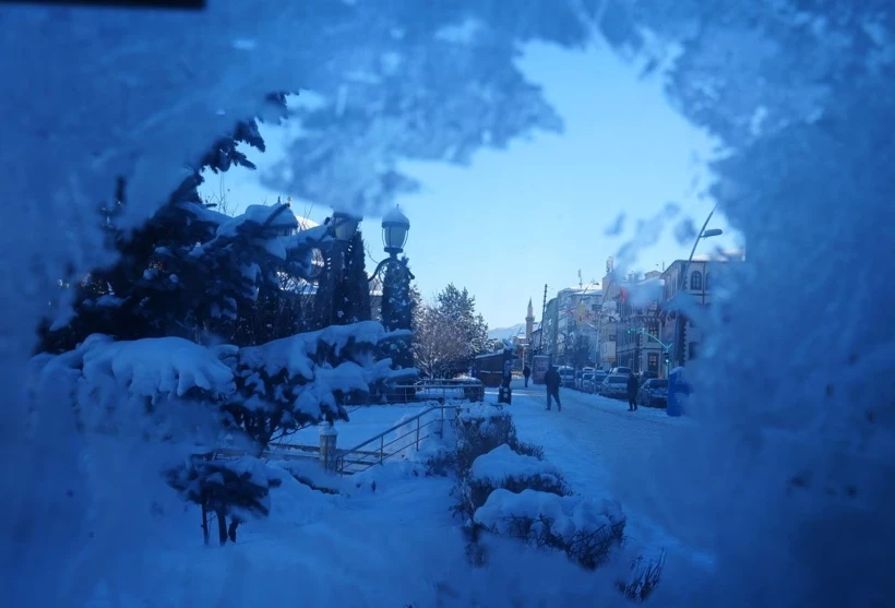 T&uuml;rkiye&rsquo;de en soğuk yeri Erzurum oldu, &ccedil;eşmeler resmen buz tuttu
